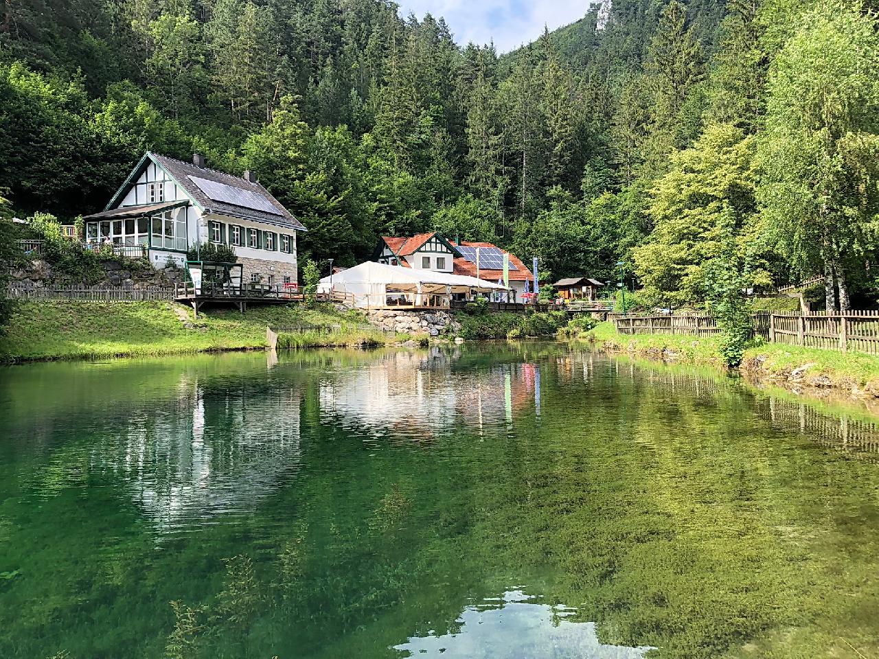 Kirándulás a Myra-vízeséshez, rövid megállóval Bécsben, csónakázás a tavasbarlangban